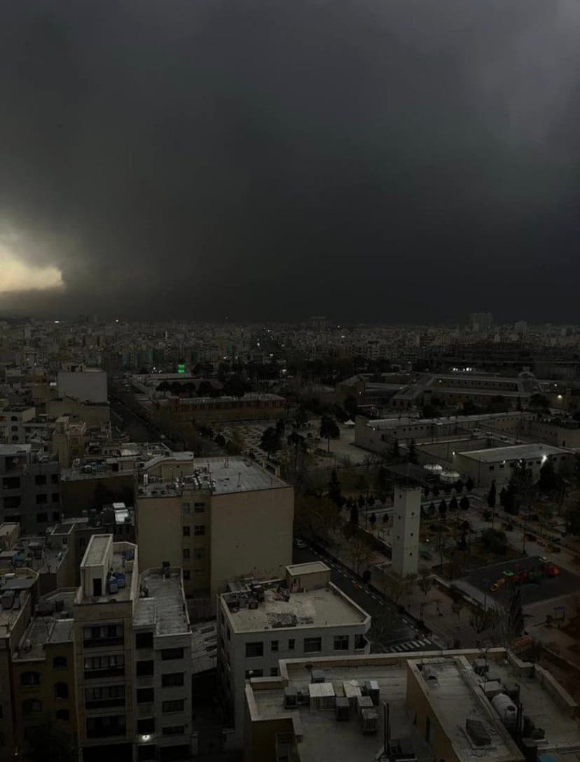 Teherán se ponořil do tmy, z nebe prší ropný déšť. Zdroj: X