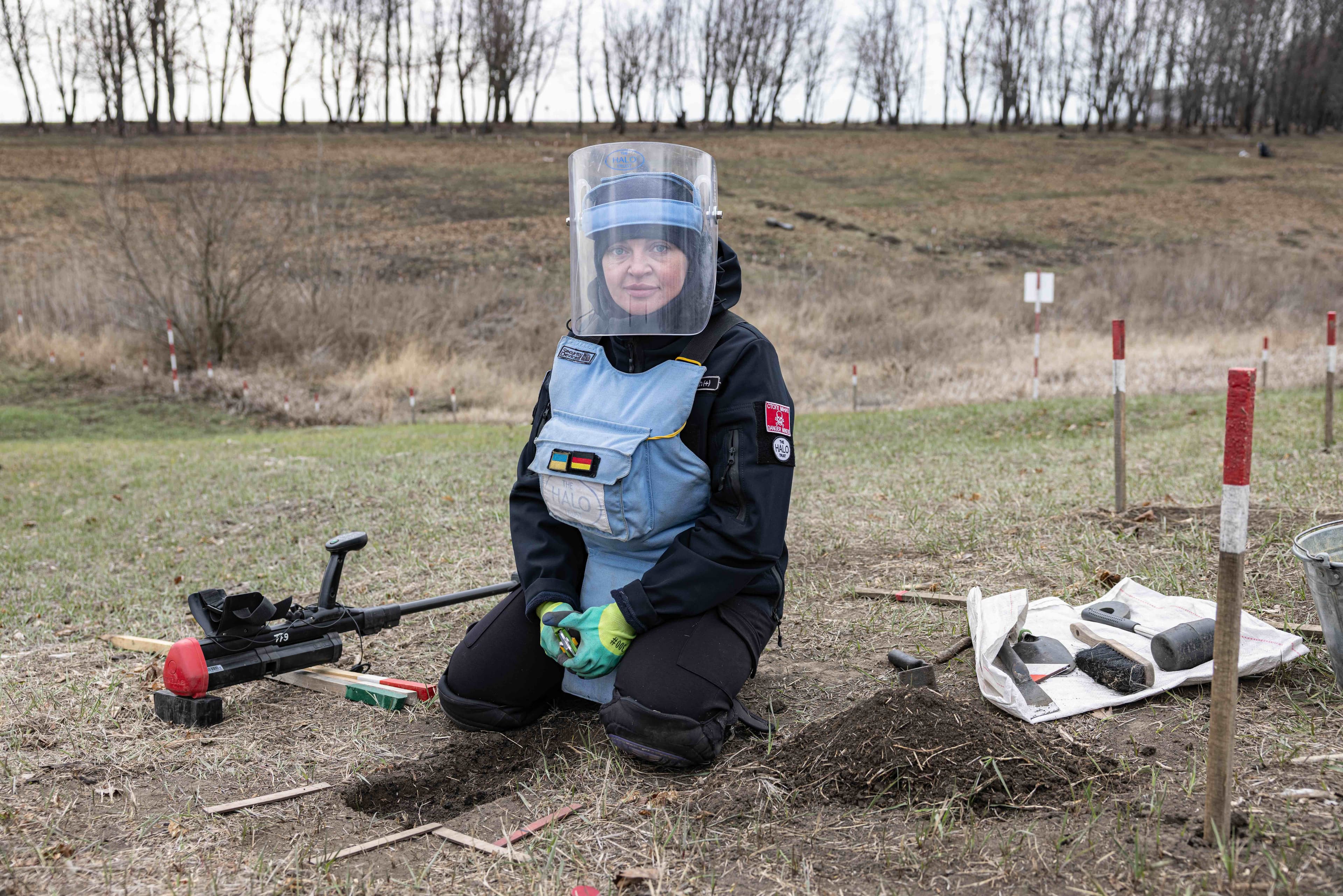 Dva miliony min. Nejzaminovanější zemi na světě čistí metr po metru stovky ukrajinských žen.