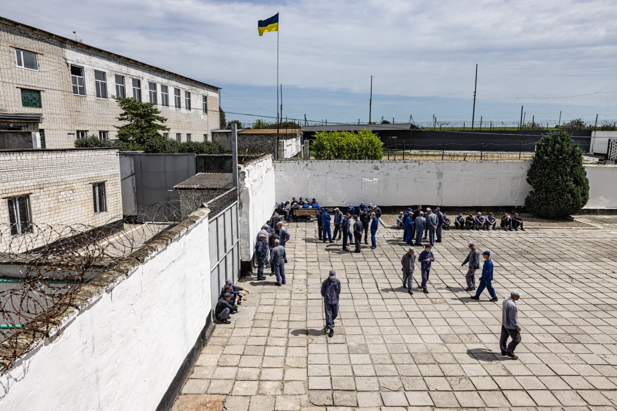 Mezi ruskými válečnými zajatci. Doufají v Trumpa, že zařídí jejich návrat do Ruska. „V Rusku se žije dobře, máme i iPhony,“ říká jeden z nich.
