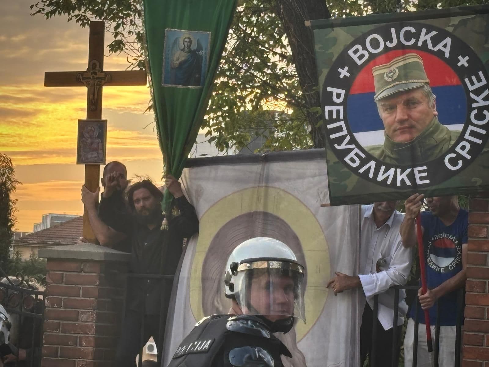 Mladič jde do hrobu. Jeho kult žije dál. A Vučičův režim toho umí využít.
