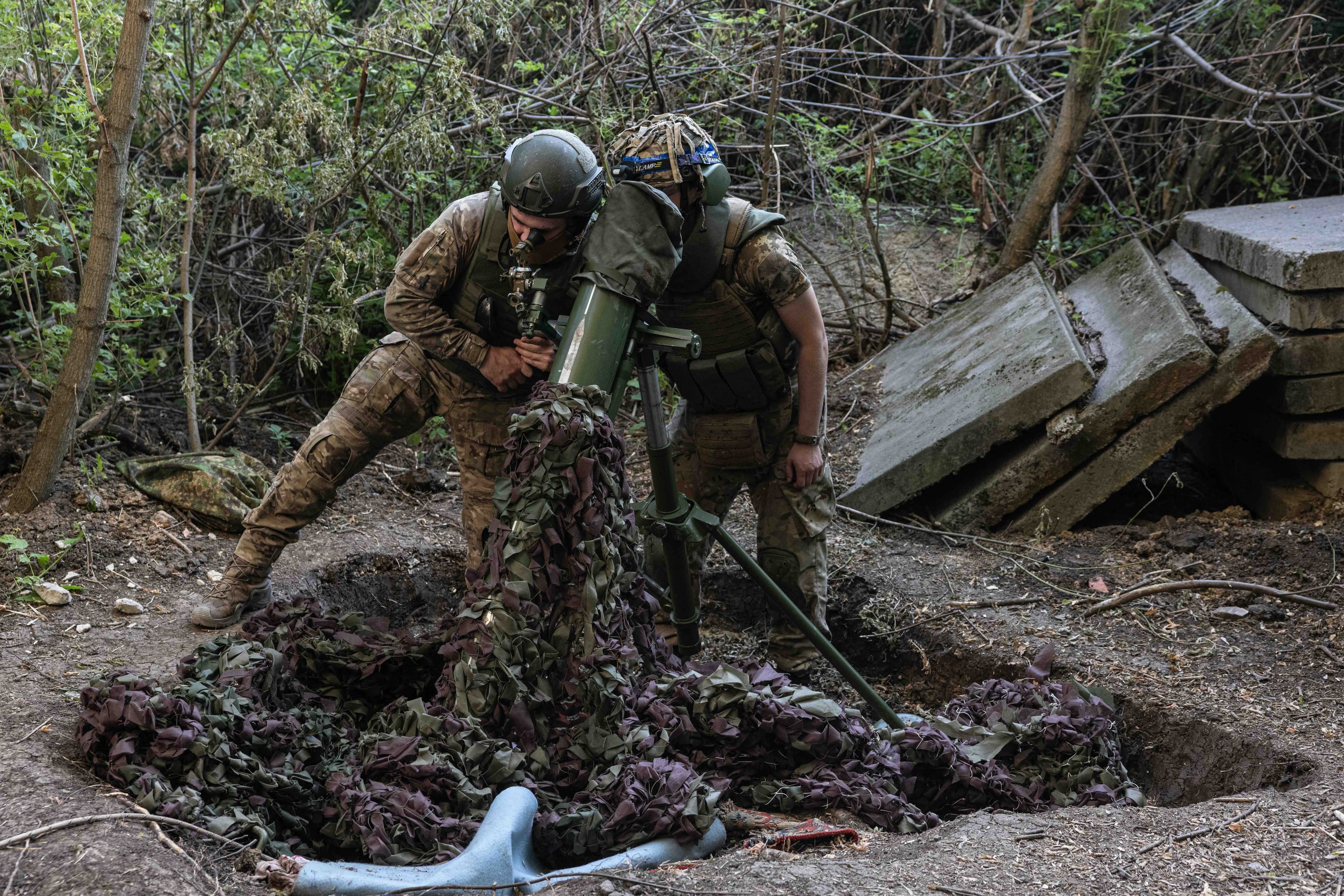 Poslušně hlásím. S dobrým vojákem Josefem Švejkem na horkém místě charkovské fronty. Reportérka Lenka Klicperová se vydala na čtyřkolce na pozice běloruského minometného družstva.