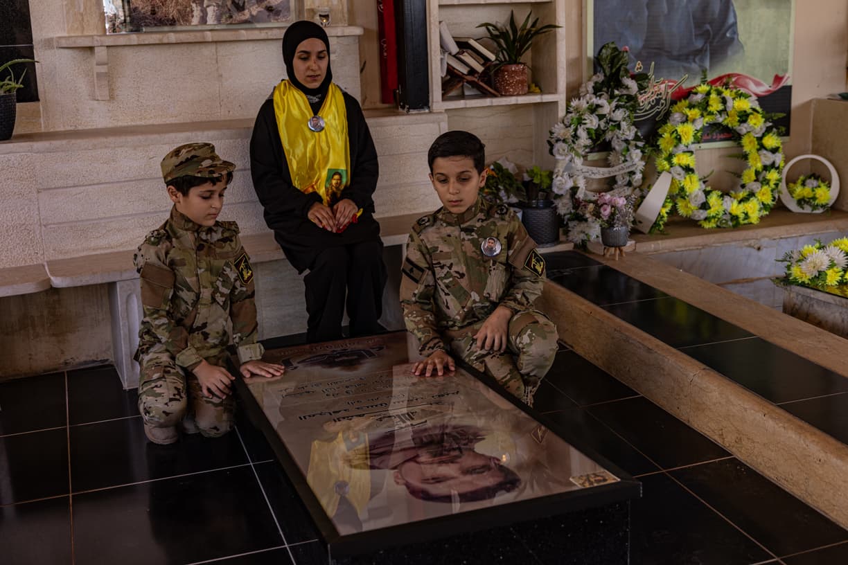 Smrt Izraeli a Americe! Spojenci Hamásu válčí proti židovskému státu v horách jižního Libanonu. Pro mučedníky Hizballáhu je čest zemřít.