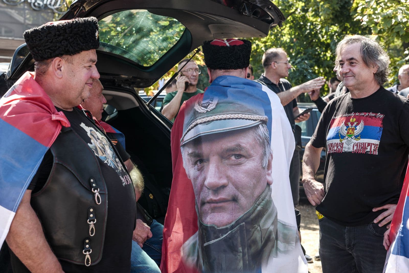 „Srebrenica nebyla. Ať bratr Putin shodí bombu na Haag. Zeman je zločinec, ale Spartě děkujeme! Aneb Reportérky na pohřbu Ratka Mladiće.