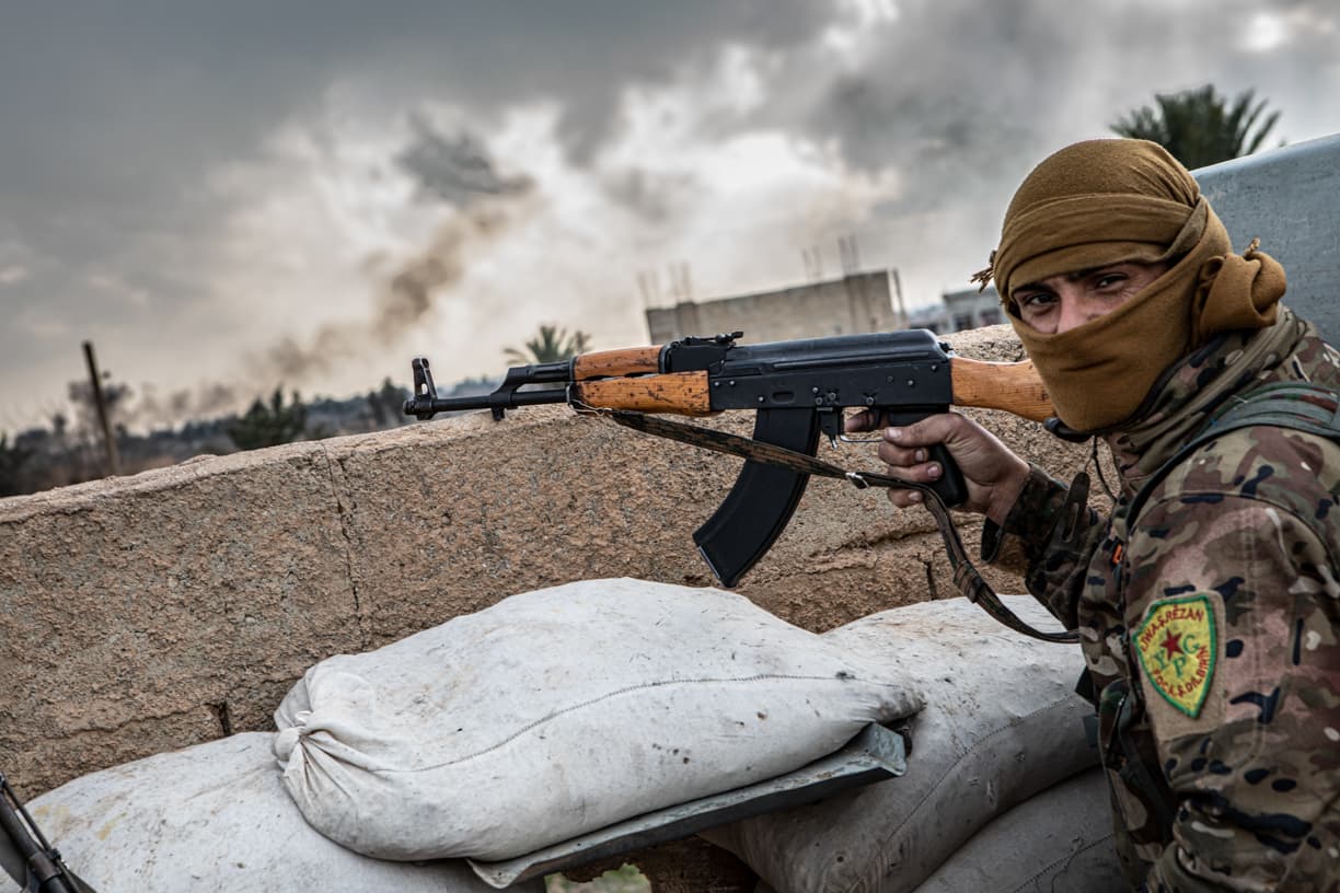 Strach, bezmoc a vztek. Kurdové v Sýrii prosí o pomoc, USA se stahují. Na svobodě jsou tisíce džihádistů.