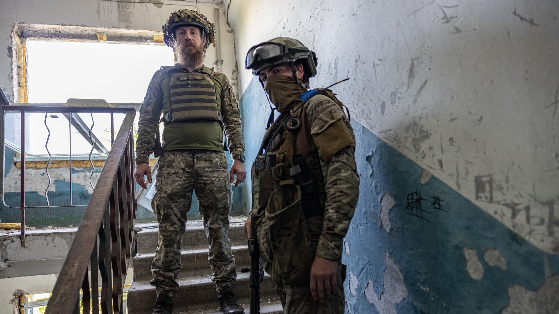 Ve frontové vesnici v Charkovské oblasti, kam Rusové shazují třítunové klouzavé bomby. Zkáza očima dvou českých legionářů.